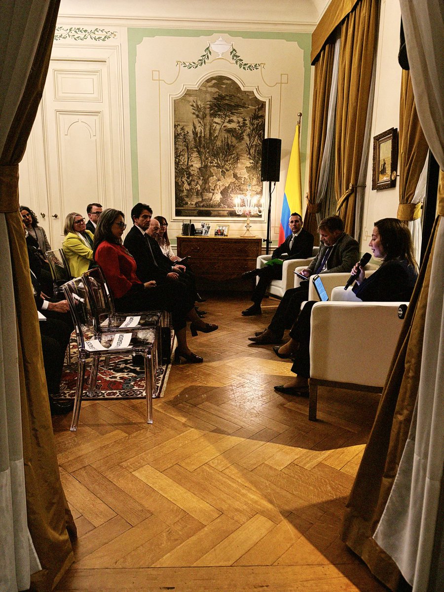 Embajada de Colombia en Países Bajos tweet media