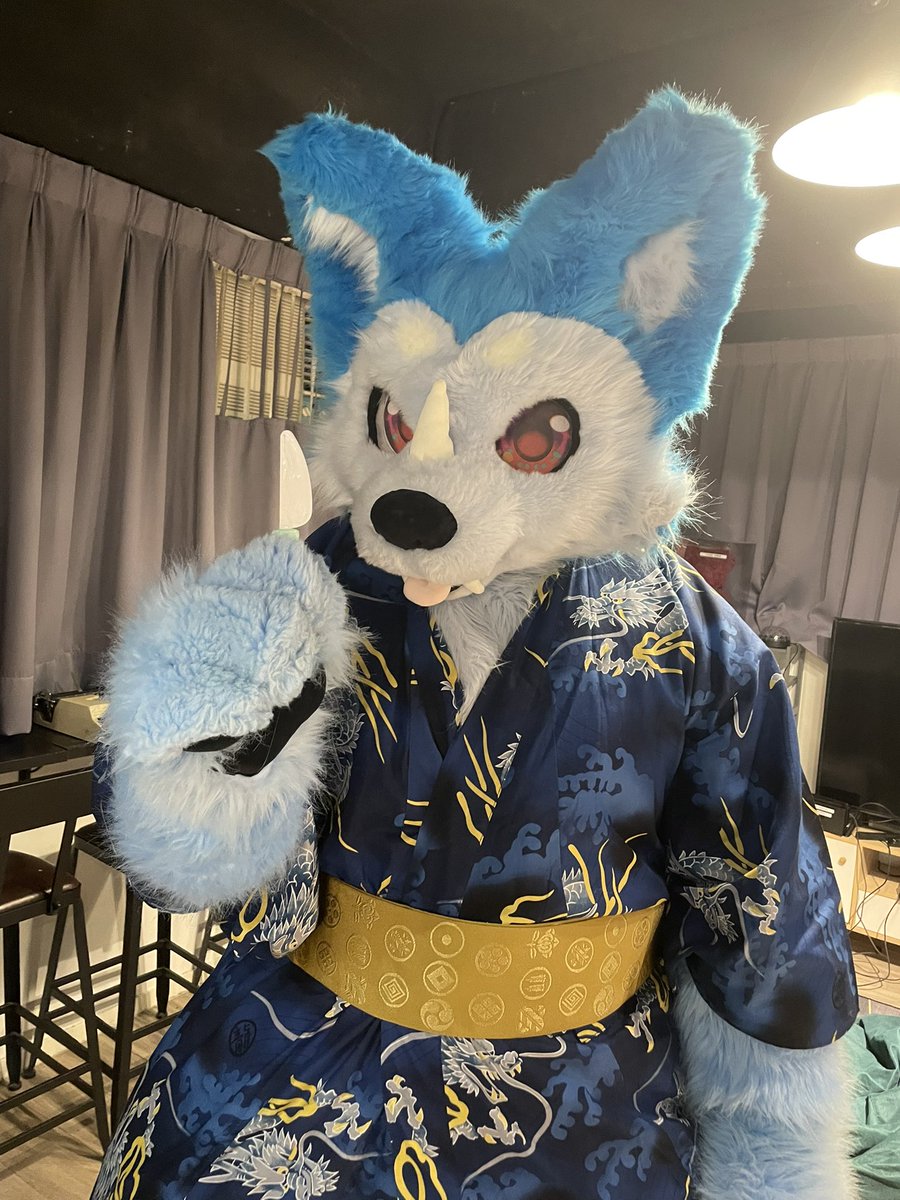 這可是一把塗滿毒液的小刀喔（舔👅

#FursuitFriday
📸：<a href="/takuma__0104/">撻熊</a>