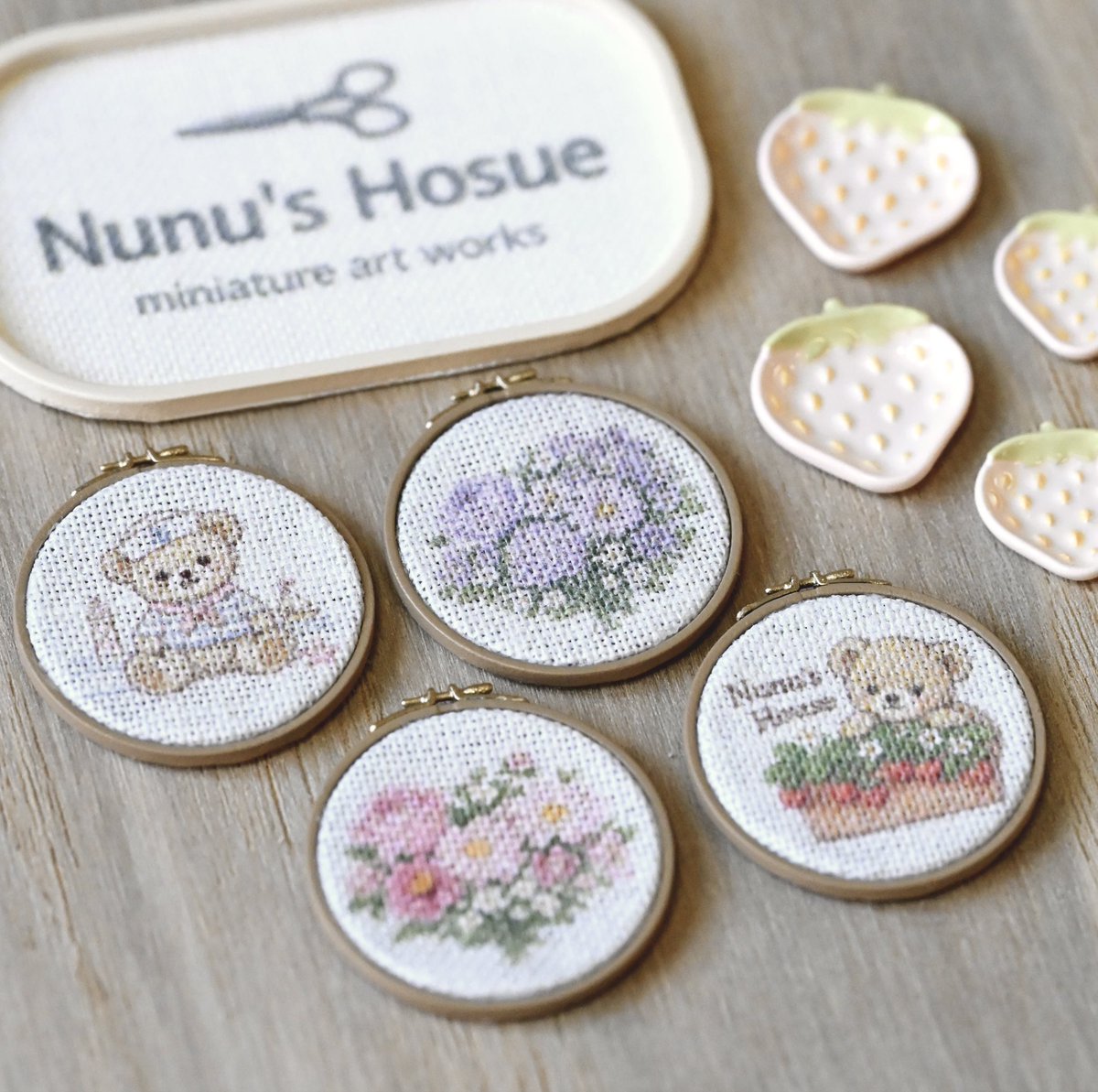 くまと花の刺繍枠、苺の小皿を 作りました。こちらは大阪心斎橋 で開催