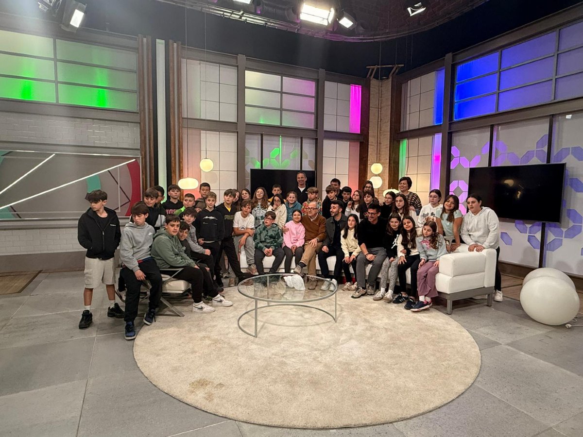 IB3's tweet photo. 🛩️Els alumnes de Menorca del CEIP Castell de Santa Àgueda Ferreries han visitat IB3Televisió 📺

Han viscut una experiència ben especial 🫶
👉 Esperam que més alumnes de la resta d’illes s’animin a venir 

📸Des del plató del programa @cincdiesib3, acompanyats pel director general d’IB3, Josep M. Codony, el director i presentador de Cinc Dies @tonirigotv i el nostre presentador d'informatius vespre @joanmartimir.

💬Un viatge que ha valgut molt la pena