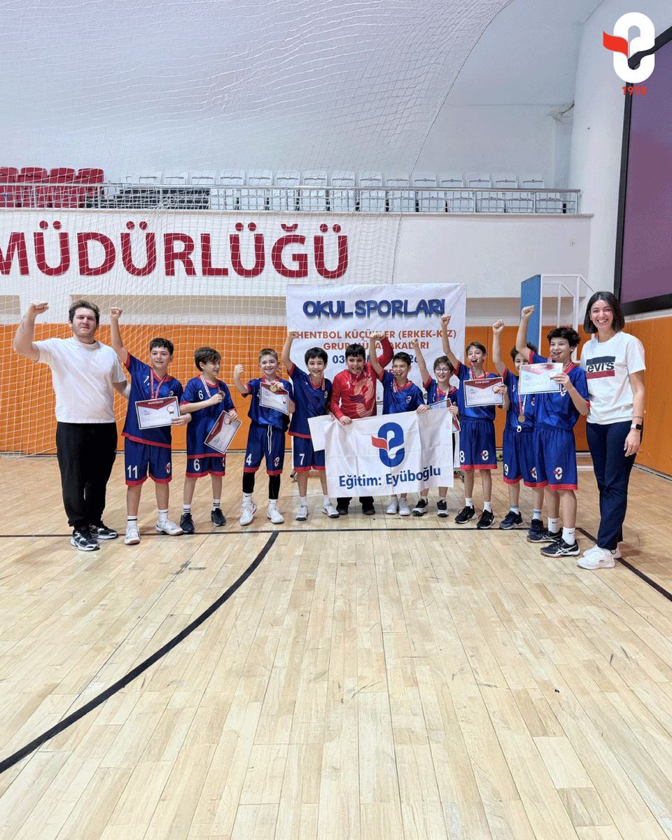 Hentbol Takımımız Türkiye Yarı Finalleri’nde!
Çamlıca Ortaokulu Küçük Erkek Hentbol Takımımız, 2–5 Mart 2026 tarihleri arasında Edirne’de düzenlenen Küçük Erkek Hentbol Bölge Müsabakaları’nda namağlup olarak grubunu birincilikle tamamladı ve Türkiye Yarı Finalleri’ne katılma