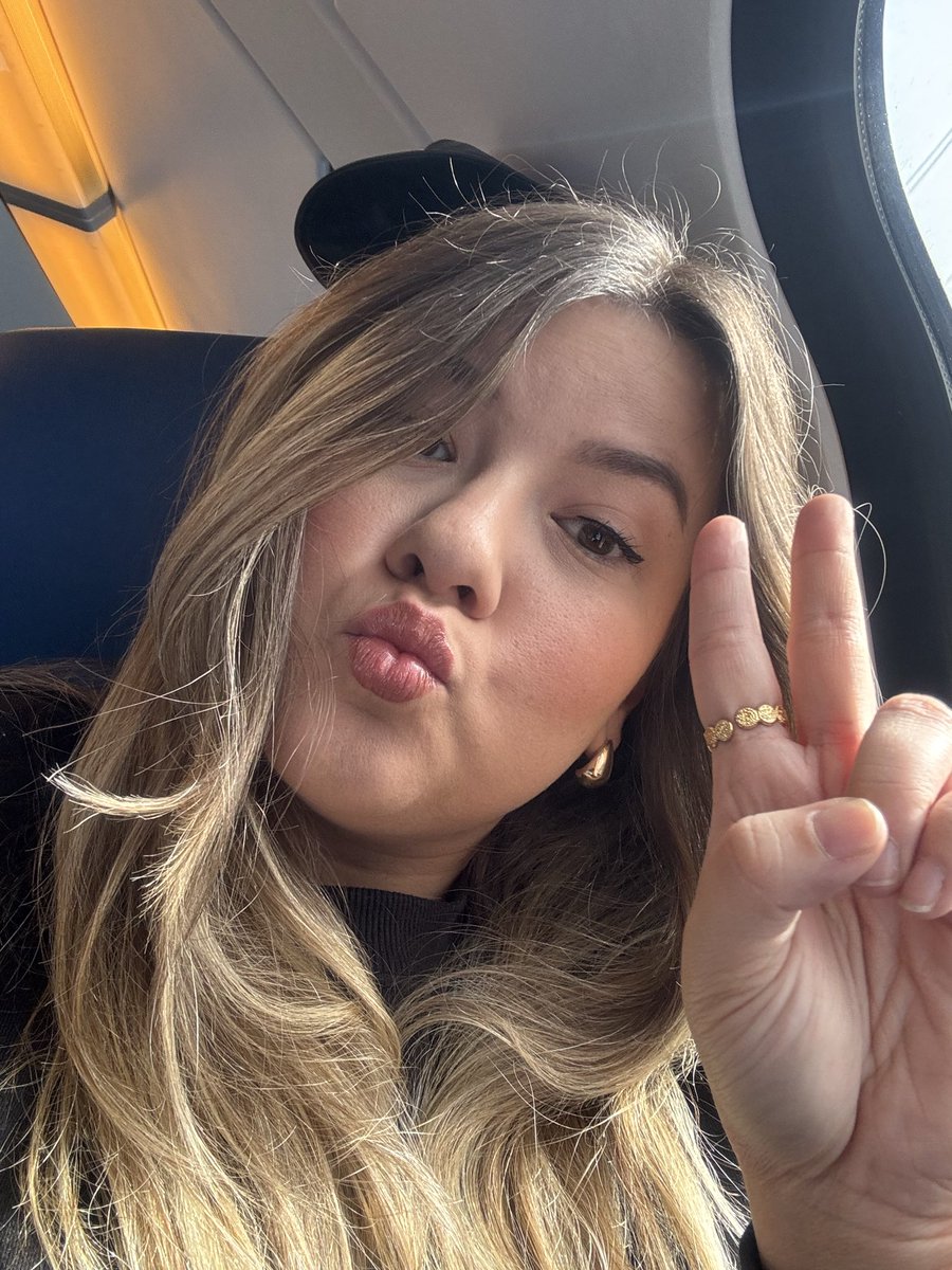 Dewi 💜 tweet media