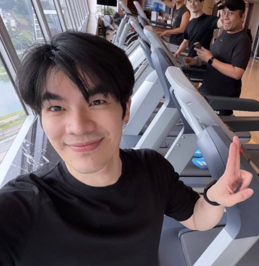 ช่วงนี้พี่จะกลับมาเข้าฟิตเนสนะครับ จะทานแต่อาหานที่มีประโยชน์ ออกกำลังกายวันละชั่วโมง งดของทอด งดของหวา…

อิ่มละ กินให้หน่อยดิ