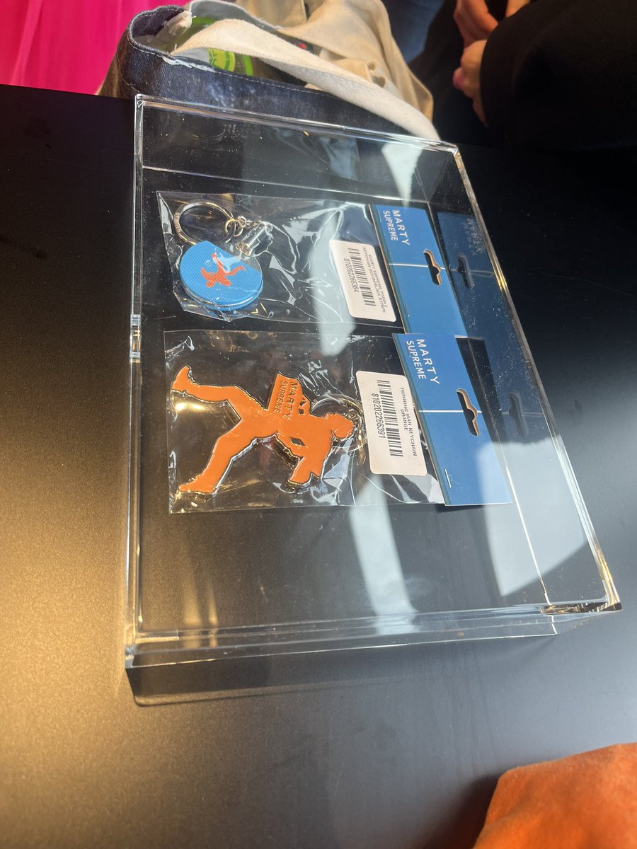 maipu_L's tweet image. Marty supreme pop up store in Tokyo🧡
ジャケット試着できたのがありがたかったです
#martysupreme #popupstore