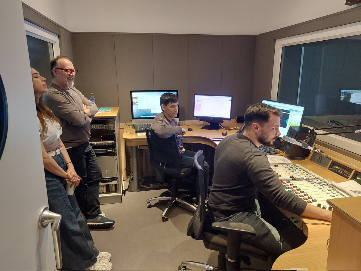 El pasado sábado en el curso de radio musical y locución de Atresmedia, con un grupo de alumnos 🔝. ¡Gracias!.
El próximo 18 de abril repetimos. Ya están abiertas las inscripciones. Anímate y nos vemos. Info aquí  ➡️<a href="/atresformacion/">Atresmedia Formación</a> 

#radio #musica #locución #deejay #atresmedia