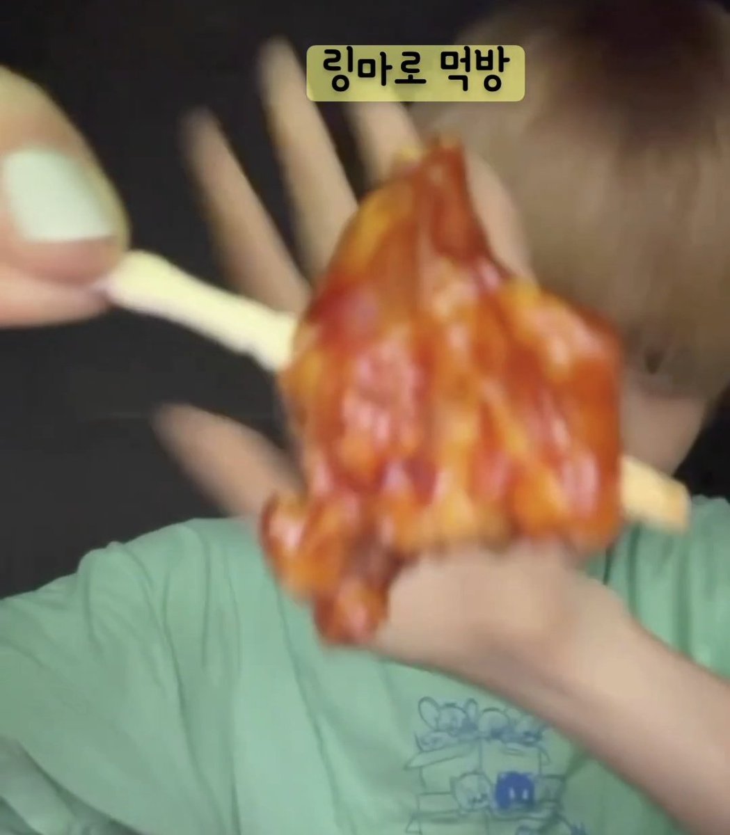 이쁜 얼굴 이쁜 손톱 이쁜손으로 하는것
: 가마로먹방.. 이거 실화에요..?
아진짜 너무 귀엽다..