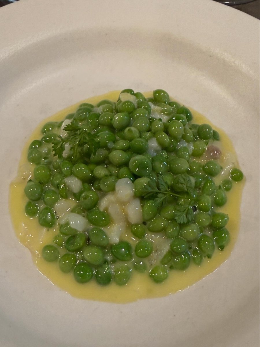 Pereflos's tweet photo. @Bernievinyes Aquí 2 més! Pèsols amb kokotxes de bacallà i el seu pil pil del Suru i pèsols amb tripa de bacallà i tòfona del Bisavis 😜 https://t.co/GbLA3KfJ2Y