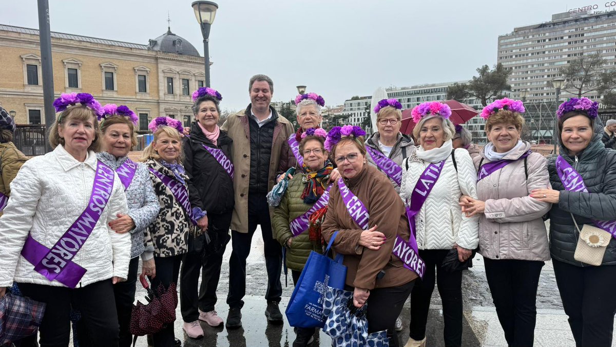JMDLatina's tweet image. ♀️ Más de 80 mujeres, usuarias de los #CMM de #Latina, han participado esta mañana en la flashmob celebrada en la plaza de Colón,organizada por la @jmdpvallecas 
📷 El concejal de #Latina, @albertogonzdiaz , ha acompañado a las mujeres en esta conmemoración del #8M