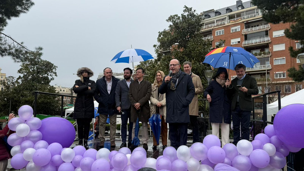 JMDLatina's tweet image. ♀️ Más de 80 mujeres, usuarias de los #CMM de #Latina, han participado esta mañana en la flashmob celebrada en la plaza de Colón,organizada por la @jmdpvallecas 
📷 El concejal de #Latina, @albertogonzdiaz , ha acompañado a las mujeres en esta conmemoración del #8M
