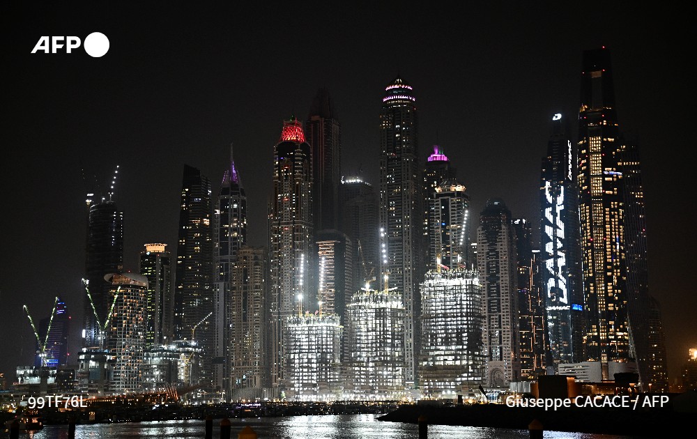 بدأ عدد من كبار الأثرياء في #دبي بمغادرة مركز الأعمال بأي وسيلة ممكنة حتى وإن اضطروا لدفع مئات الآلاف من الدولارات للهروب من حرب إقليمية يخشون ألا تكون نهايتها قريبة.

u.afp.com/SuLN #فرانس_برس

✍️ أليكس نيكول