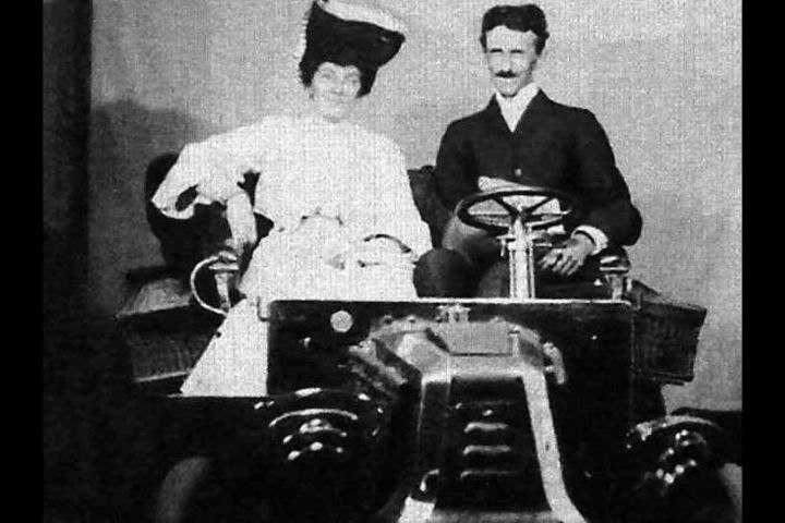 brain_stimulus's tweet photo. ❗🧐❗DEUX DECOUVERTES MAJEURS DE NIKOLA TESLA DONT NOUS AVONS ÉTÉ PRIVÉ !

⚡La tour de Wardenclyffe :

⚠️Tesla ne construisait pas une tour de radio ; il construisait un émetteur d'énergie sans fil. La tour comportait un dôme en cuivre (comme ceux des cathédrales) et un système de racines en fer qui plongeaient à 100 mètres dans le sol pour toucher les eaux souterraines (comme la Grande Pyramide de Gizeh).

Il voulait utiliser la Terre comme un conducteur géant. En exploitant l' éther  d'en haut et l'eau d'en bas, il voulait que n'importe qui, n'importe où dans le monde, puisse puiser de la lumière dans le sol en y enfonçant simplement une tige.

Quand le banquier J.P. Morgan a appris que Tesla n'allait pas installer de compteurs pour facturer la lumière, il a coupé le financement. Morgan a prononcé la phrase qui a condamné notre siècle : "Si je ne peux pas mettre un compteur dessus, ce n'est pas un business". Ils ont dynamité la tour et l'ont appelée ferraille. En réalité, ils avaient peur que les gens cessent d'être esclaves du charbon et du cuivre.

⚡La voiture de Tesla : 130 km/h sans essence !

⚠️En 1931, Tesla a testé une Pierce-Arrow électrique. Elle n'avait pas de batterie ; elle avait une petite boîte avec deux tiges qui extraiaient de l'énergie de l'air (de l'éther). La voiture a fonctionné pendant des jours sans s'arrêter. Quand les gens ont demandé d'où venait l'énergie, il a dit : "De l'éther tout autour de nous". Les plans de ce récepteur ont disparu dès que Tesla est "mort" (ou a été enlevé). Dès que Tesla a rendu son dernier souffle à l'hôtel New Yorker, le Bureau des biens étrangers (comme on l'appelait) et le FBI ont confisqué toutes ses notes (80 boîtes).

Ils ne voulaient pas que quiconque sache que Nikola avait redécouvert comment extraire de l'énergie gratuite de l'air. Tesla était un grand visionnaire qui explorait des idées révolutionnaires sur l'énergie. Il tentait de développer des technologies qui pourraient profiter à tout le monde.