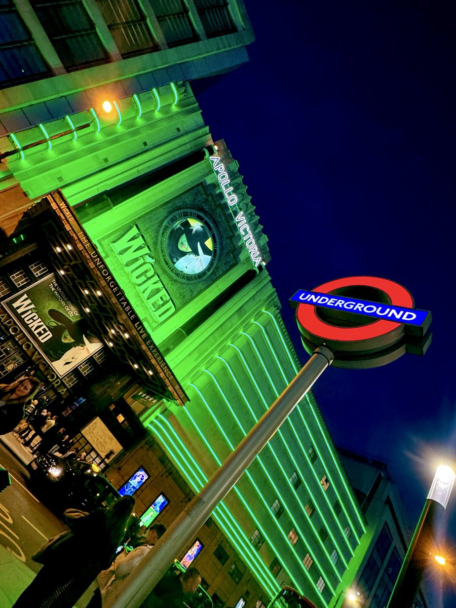 楽しみにしていた #ウィキッド 初日😭🪄
初のスクリーンXで🫧

昨秋ロンドンで観た舞台版はもちろん英語で、途中この解釈でいいのか不安なままだったのでスッキリ。そして、「No Place Like Home」の歌詞がまさに今の世界情勢にも当てはまり、心の中で大熱唱。
吹替も、四季版も楽しみ！