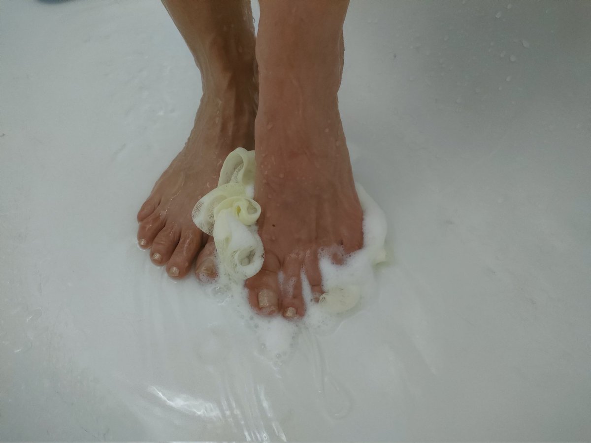 TemptingFeetx's tweet photo. Hi sweetheart! Want to see more of this? 😘 👣  🚿 

#feetfetısh #feeteaters #feet_pic #BareSole #ShowerFeet #littleFeet #Milf https://t.co/vrdSODQs19