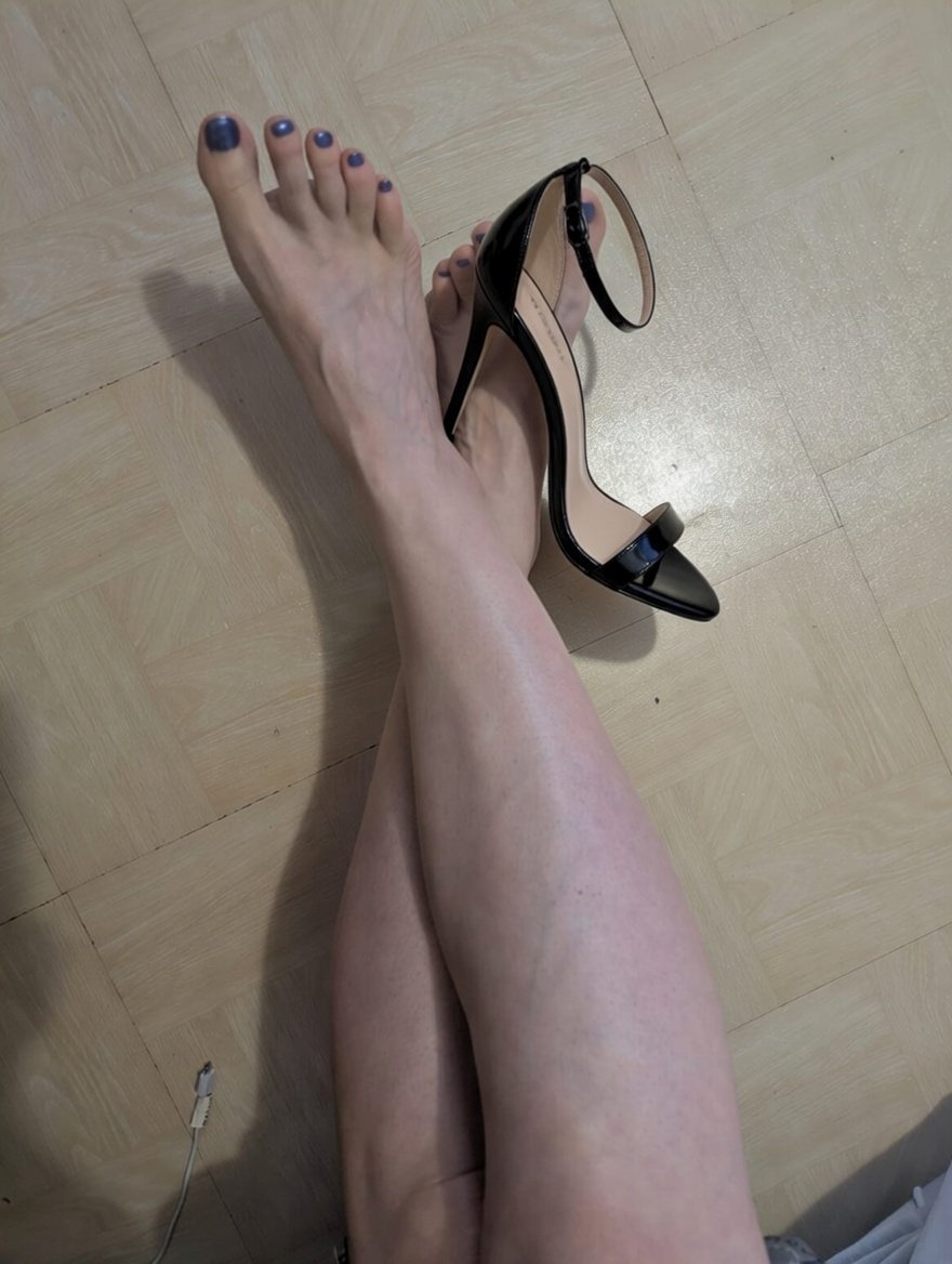 DjBelzebud's tweet photo. Version talons de Darialy pour me motiver au taf… ces jambes en stilettos, pieds cambrés, 😈
#Talons #HighHeels #FootInHeels #LegsInHeels #POVTease #TeasingHeels #Motivation #SexyFeet https://t.co/tsGwTmmiea