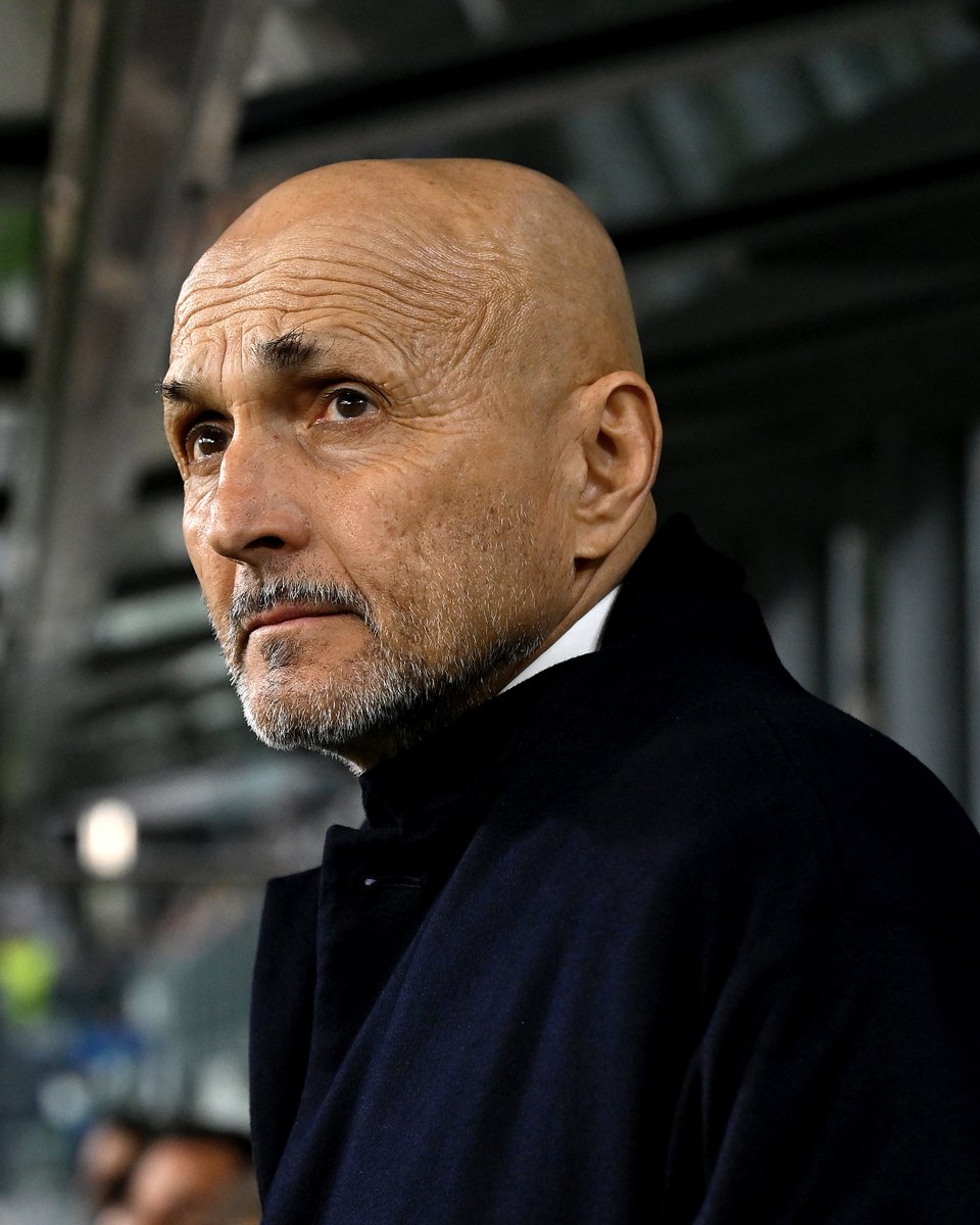 juventusfc's tweet photo. Tanti auguri al nostro mister ⚪️⚫️ 

Buon compleanno, Luciano! 🎂 https://t.co/lYyxUmdRQX