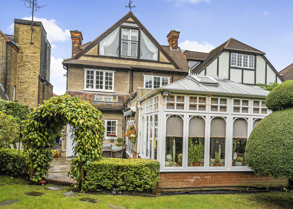 🏡 NEW INSTRUCTION – £1,899,000 – Flower Lane, Mill Hill, NW7

A rare opportunity to purchase this charming detached family home on the highly sought-after Flower Lane, Mill Hill, NW7, located just moments from Mill Hill Broadway and the Thameslink Station.
