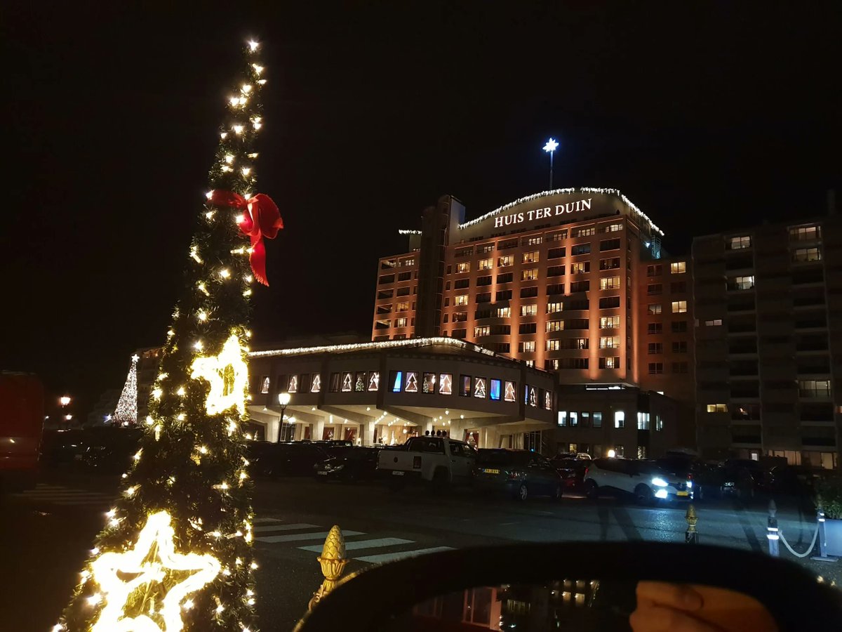 xBostonTeaParty's tweet photo. Knallende Sylvester in chique stijl? Dat is feestband Huis ter Duin! 🎉🥂 Grand Hotel Huis ter Duin Noordwijk is onze favoriet: bomvolle dansvloer, champagnebubbels, 3 power zangeressen + swingende blazers die de hits laten exploderen! Van klassiekers tot mash-ups – gasten juichen! 😎 We rocken er het hele jaar gala's, bedrijfsfeesten & meer. 
Zin in onvergetelijke live energie? Check de recap! 👇 https://t.co/mSMfAarFSR

#Feestband #HuisTerDuin #Sylvester #Noordwijk #BostonTeaParty #LiveMuziek #Bedrijfsfeest @huisterduin