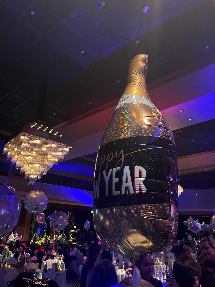 xBostonTeaParty's tweet photo. Knallende Sylvester in chique stijl? Dat is feestband Huis ter Duin! 🎉🥂 Grand Hotel Huis ter Duin Noordwijk is onze favoriet: bomvolle dansvloer, champagnebubbels, 3 power zangeressen + swingende blazers die de hits laten exploderen! Van klassiekers tot mash-ups – gasten juichen! 😎 We rocken er het hele jaar gala's, bedrijfsfeesten & meer. 
Zin in onvergetelijke live energie? Check de recap! 👇 https://t.co/mSMfAarFSR

#Feestband #HuisTerDuin #Sylvester #Noordwijk #BostonTeaParty #LiveMuziek #Bedrijfsfeest @huisterduin