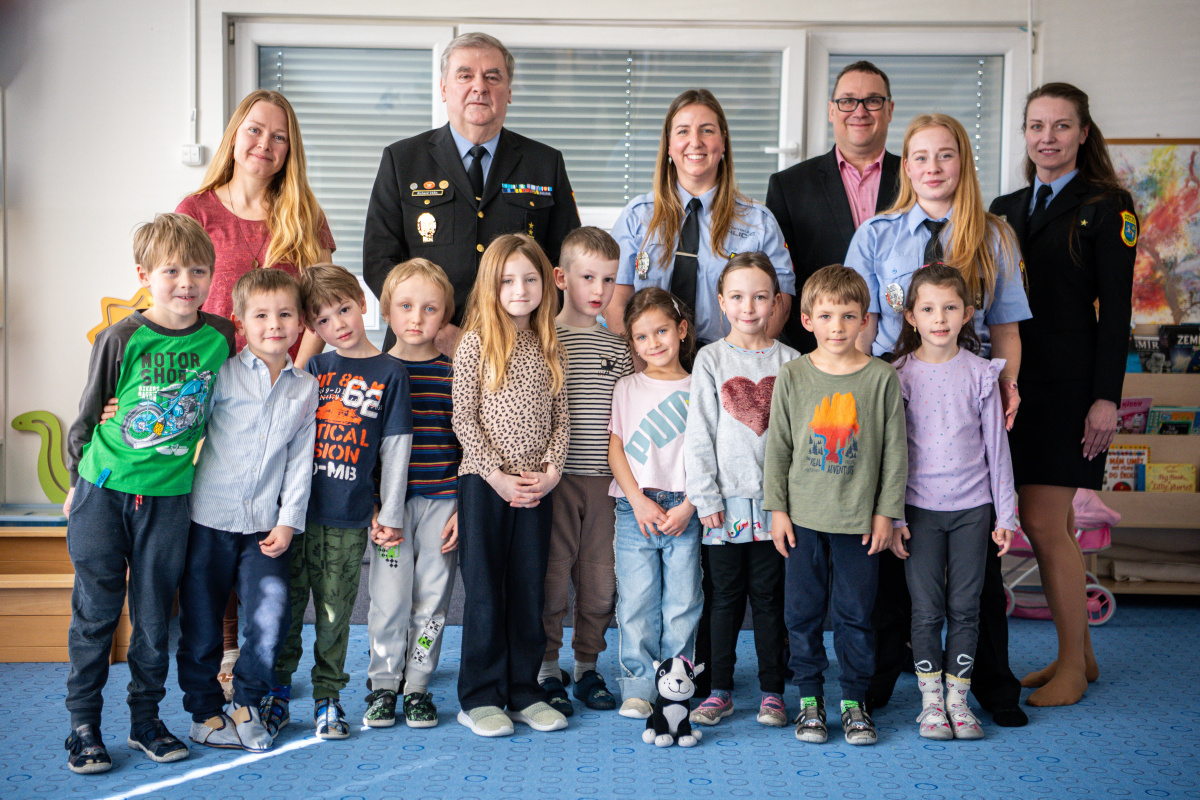 Preventisté ostravské městské policie věnovali první březnový týden školkám. Se svými přednáškami „Bezpečně pro předškoláčky“ navštívili během pěti dnů 38 tříd ve 27 vytipovaných mateřských školách.
Více informací zde↘️1url.cz/VeJ0D