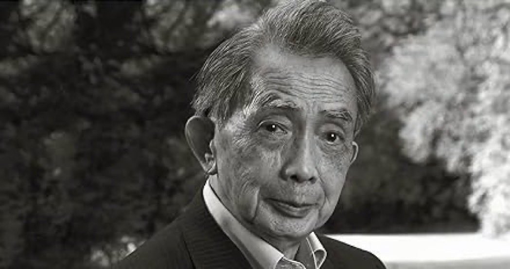 “Tant qu'il y aura une aurore qui annonce le jour; un oiseau qui se gonfle de chant, une fleur qui embaume l'air, un visage qui nous émeut, une main qui esquisse un geste de tendresse, nous nous attarderons sur cette terre si souvent dévastée.”

François Cheng