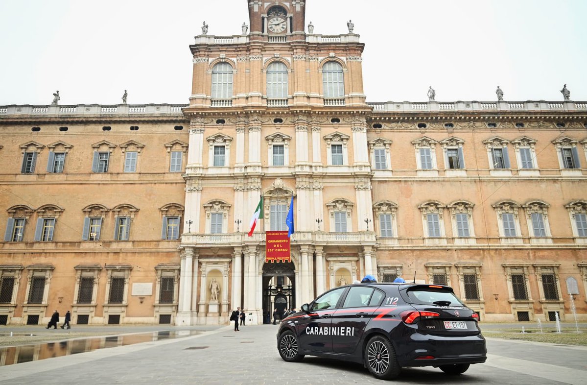 _Carabinieri_'s tweet image. In corso, dall’Accademia Militare di #Modena, il Giuramento degli Allievi Ufficiali di @Esercito e #Carabinieri del 207° Corso “Fermezza”. 
Segui la diretta streaming 📽️➡️ youtube.com/live/77vlsyBSu…

#PossiamoAiutarvi