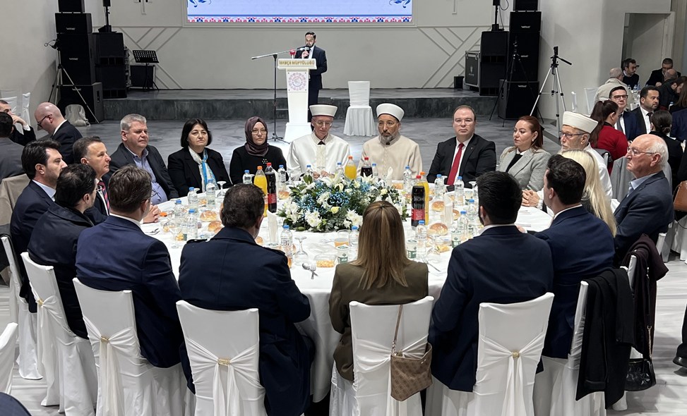 TC_GumulcineBK's tweet photo. 5-6 Mart tarihlerinde Gümülcine ve İskeçe'yi ziyaret eden Diyanet İşleri Başkanımız Prof. Dr. Sn. Safi Arpaguş iftar sofrasında soydaşlarımızla bir araya geldi. https://t.co/jpH2mth3do
