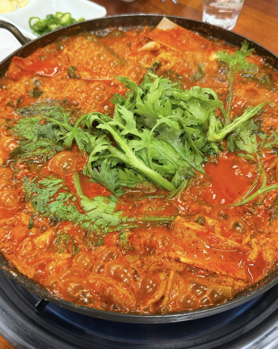 저녁 다들 맛있게 드시고 계시죠?!
이미 다 드셨을것같기도 합니더
전 불금을 더 늦게까지 즐기고 싶어서 이제 먹네요 ㅎㅎ
태양곱창 곱창전골인데 여기 요즘 체인점 엄청 많아지나봐요?
친구가 가보고싶다고 해서 왔는데 전 돼지곱창전골은 초면입네다... 조금 걱정돼요 ㅋㅋ