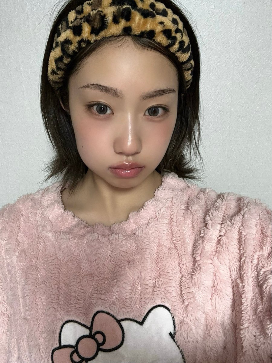 260306 🐆💬

: i just got off work
: last one for today
: it’s a wisdom tooth selfie
: don’t make fun of me