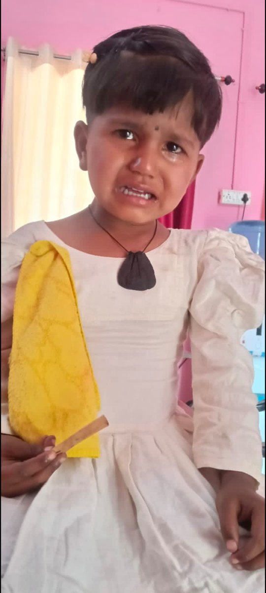 यह बेटी गुम हो गई अपना पता या माता-पिता का नाम बता नहीं पा रही है इस समय यह माधौटांडा में बैठी है जो भी व्यक्ति इस लड़की के बारे में जानता हो तो वह थाना माधौटांडा संपर्क कर ले और हो सके तो एक दूसरे से कहकर थोड़ी जानकारी जुटाने का भी प्रयास करें ताकि यह लड़की अपने घर तक पहुंच सके।