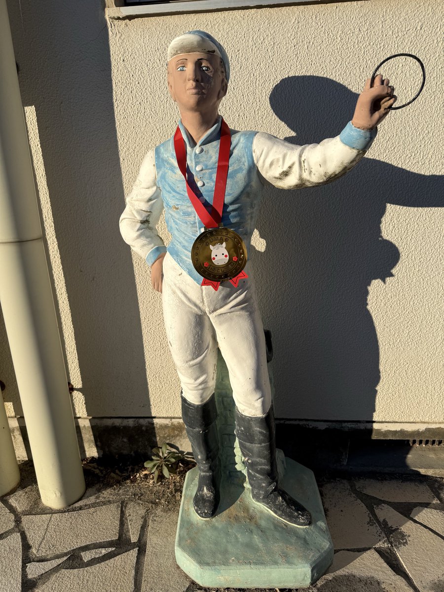 国枝厩舎に置いてあった「栄クン」が 故郷の千代田牧場に戻り 色も塗り