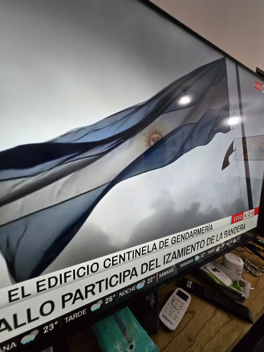 Aplauso y mi respeto a los periodistas que honran el Himno Nacional Argentino con silencio.
Por eso los miro todas las mañanas antes de ir a trabajar.
Muchas gracias. 
#OtraMañana #Laje 🇦🇷
#HimnoNacionalArgentino 
@a24.com