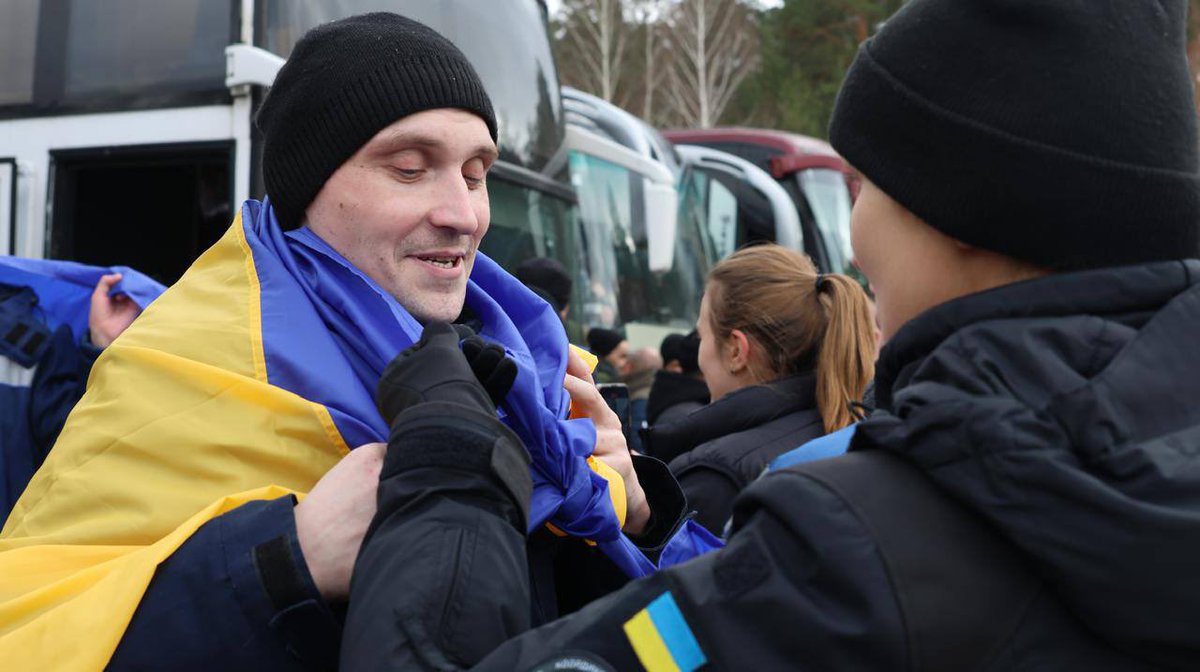 🇺🇦 Zelensky: Another 300 Ukrainian defenders are returning home from Russian captivity. Two Ukrainian civilians were also returned today.