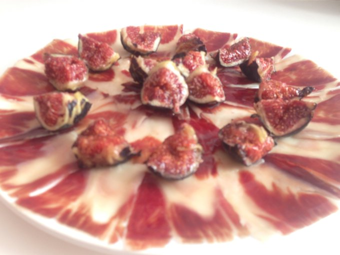 atasteofspain's tweet image. Heaven... #Ibérico #ham with figs 🤤 
#gastronomy #food #travel #Spain