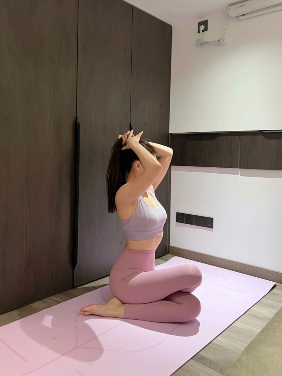aria23125's tweet photo. Morning yoga, fresh air, calm mind, stretching into gratitude, welcoming sunshine, breathing deeply, starting the day strong 🧘‍♀️🌅 https://t.co/7t1nnRpa8C