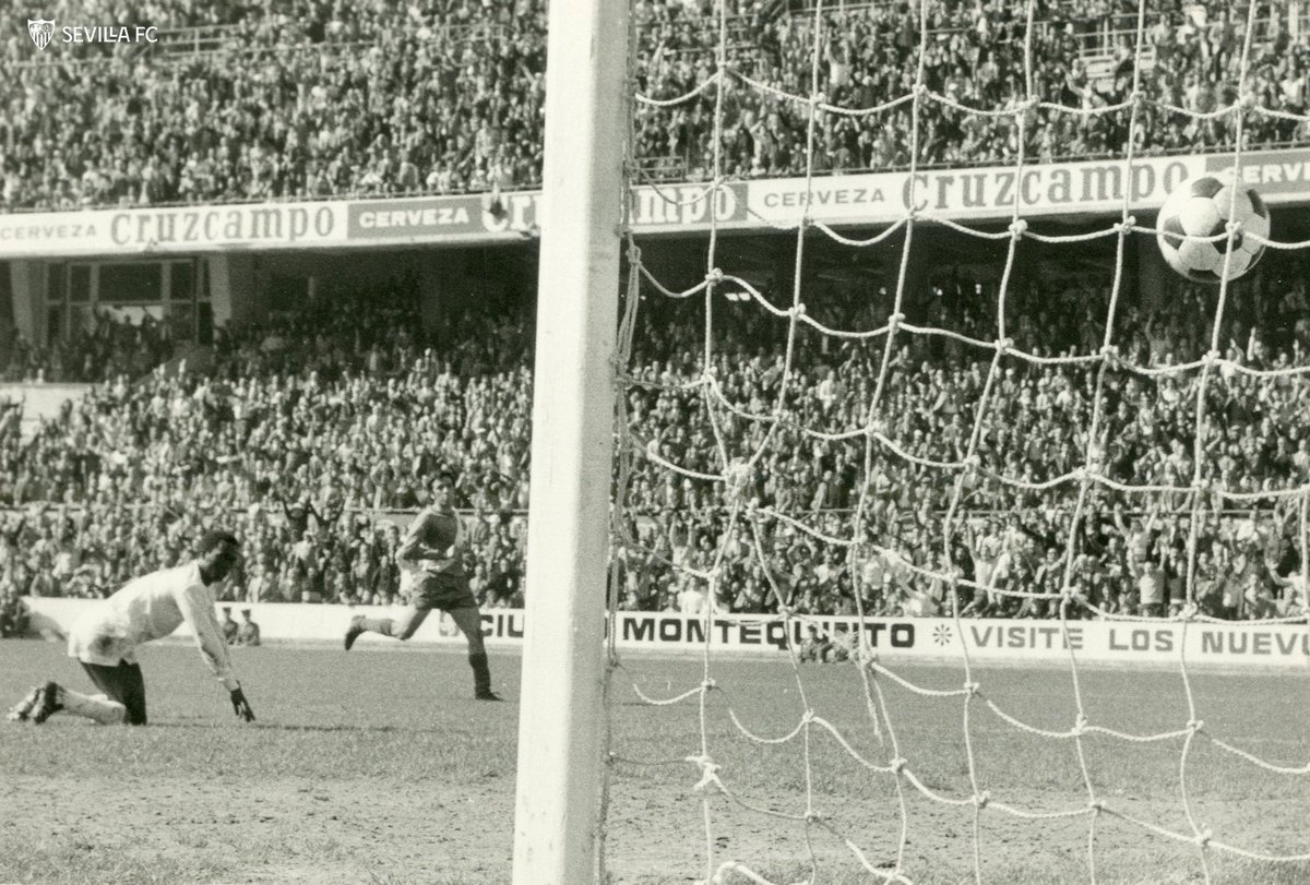 📸 Nervión, 16 de febrero de 1975.

Biri-Biri logra el tercer gol del <a href="/SevillaFC/">Sevilla Fútbol Club</a> en la victoria frente al Rayo Vallecano (3-0).

#WeAreSevilla #NuncaTeRindas