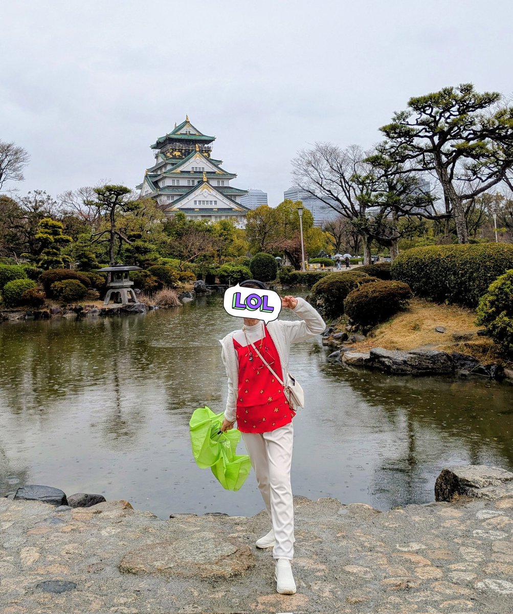 大阪城の近くで 大きな10円パンを半分 頂きました〜 美味しかったわ！😋✨