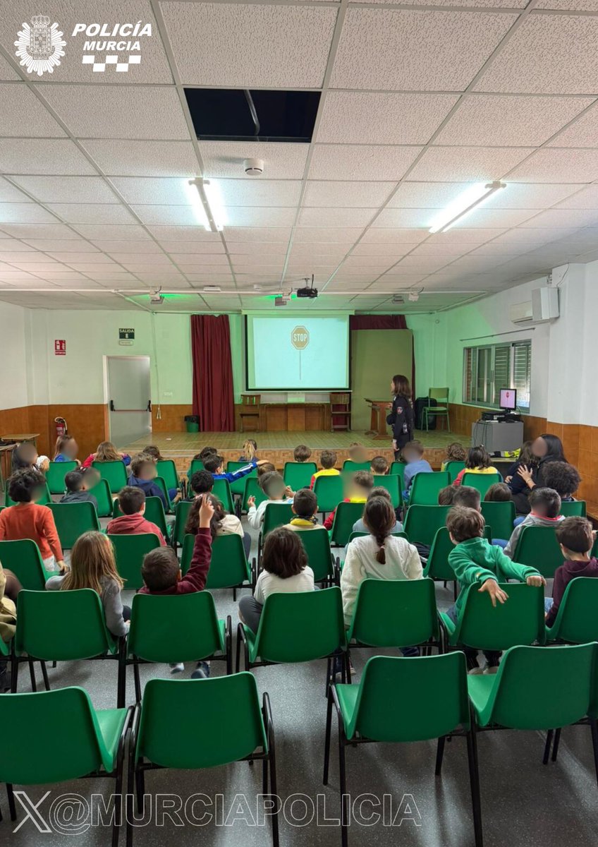 MurciaPolicia's tweet photo. Trabajando la #EducaciónVial con los más pequeños.

Hoy, nuestros agentes de Barrios han impartido charlas a los peques del colegio CEIP Fernández Caballero en #SantaMariadeGracia. 🚸

#SeguridadVial #ComprometidosConTuSeguridad https://t.co/JXYv286i7G