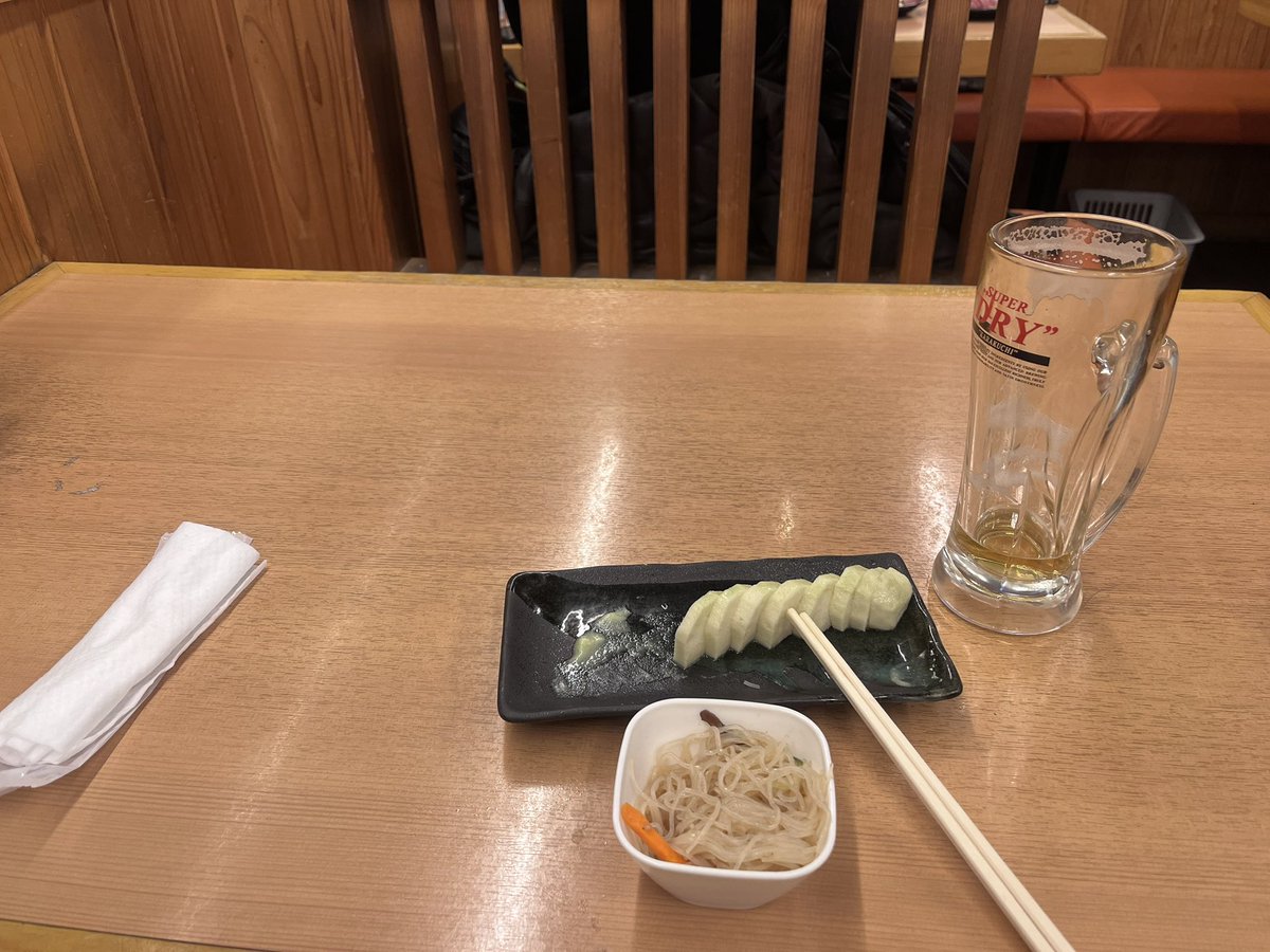 みんなでワイ②華金なう😁✨
「これ美味し〜😍」「このビール頼んだの誰ぇ🍺？？」「あ‼️これも頼んじゃおっと🎵」
やれやれ…💧騒がしいｹﾄﾞ、気のいいヤツらです✋😅