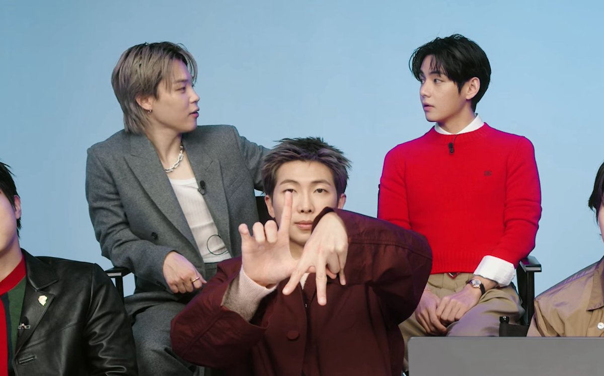 smackcamTV_'s tweet image. was trying to get namjoon throwing up the LA sign but I got vmin acting gay in the back #notsurprised #thisisnormal