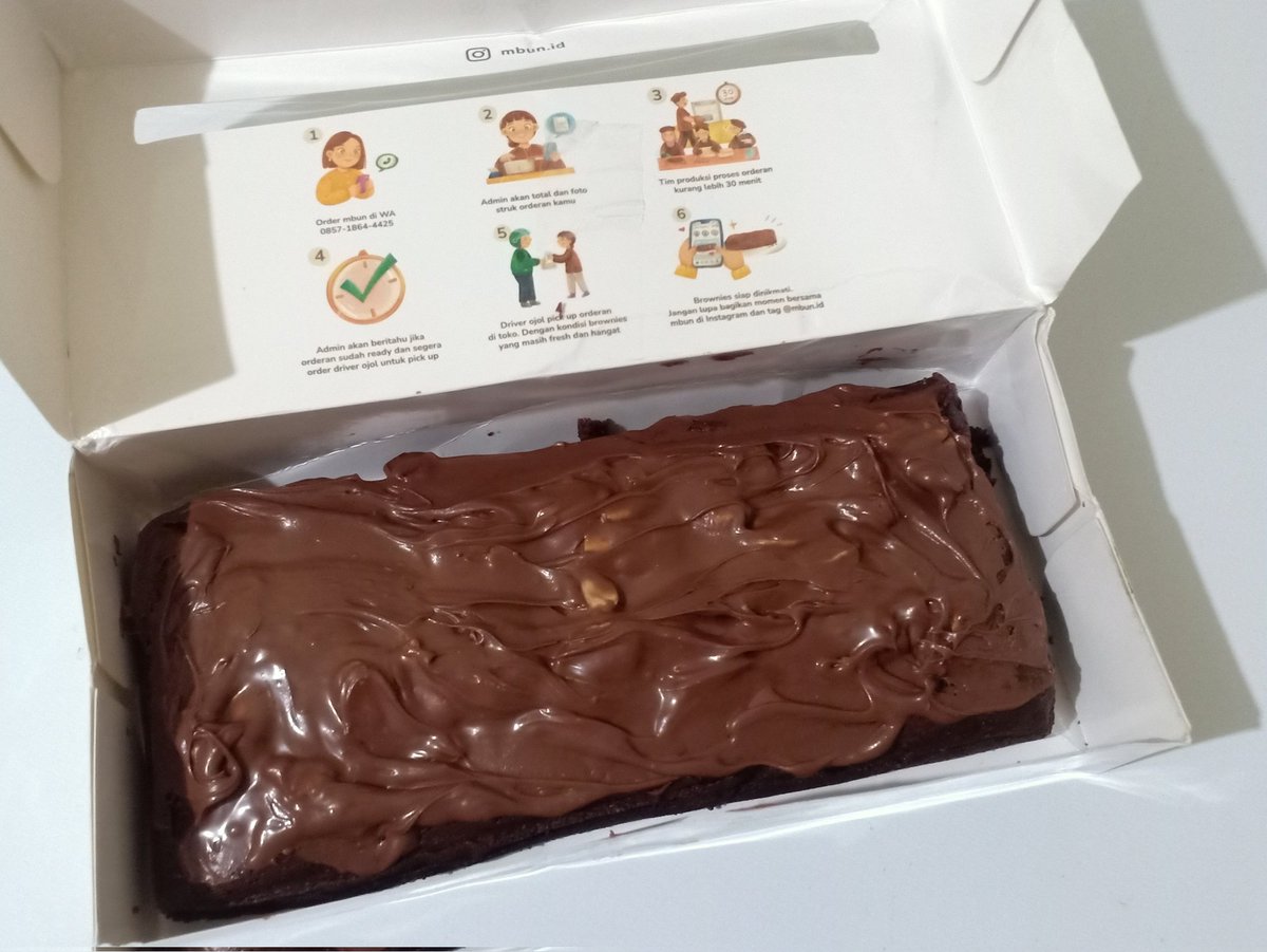 seyaseyi's tweet photo. review (telat) Mbun Brownies yg udah lama viral di x tapi akunya baru sempet nyobain baru-baru ini.

di toko orennya, udah terjual 15ribu lebih. tahun lalu sering bgt seliweran di tl karena direkomendasiin sama orang orang disini. Mbun Brownies ini punya banyak banget pilihan topping yg bakal bikin kita mikir mikir 'hmm enaknya coba yg mana yaa?' dan ada 3 pilihan tekstur ; melted, standar, dan kering. kalo aku kemaren beli yg varian Hazelmet Standar.

harganya 68,000 untuk brownies panggang ukuran 22x10cm. itu harga tanpa voucher yaa, kalo akun shopee kamu ada voucher potongan harga bisa dapet lebih murah lagi. lalu apakah termasuk mahal atau murah? kalo bagiku standar sih karena browniesnya ya enak.

waktu awal dateng dikemas pake box dan dilapisi bubble wrap yg tebel. jadinya aman walau boxnya ada penyok dikit tapi yg penting isinya aman aja. si browniesnya sendiri dikemas dalam plastik vakum, topping coklat lumernya juga dipisah dan diplastikin sendiri. semuanya aman lahh

setelah ku coba, enak. teksturnya lembut dan gak bikin seret. karena aku beli yg varian standar jadi dia luarnya kering sedangkan tengahnya agak basah gitu. enak dehh. menurutku dimasukin kulkas dulu dimakan dalam keadaan dingin lebih enak

TAPI,
tapi bagiku rasanya masih kemanisan 😭 topping coklat rasa hazelmetnya juga manis. jadi dimakan barengan gitu agak bikin giung tapi gak sampai bikin eneg kok. apa aku salah pilih varian topping yaa? mungkin varian yg lain gak akan semanis varian ini wkwk tapi aku suka teksturnya sih apalagi si toppingnya ini kan ada butiran kacang hazelnutnya gitu ya jadi ada sensasi kress kressnya.

8/10 kalo ada rejeki lagi masih tertarik buat nyobain varian lain terutama yg keju atau kacang aja deh biar gak kemanisan lagi 😹

💸 https://t.co/msb4az2q8J
yg pengen coba jajan bisa manfaatin voucher shopee potongan 33% setiap jam 20:00 itu tapi harus war wkwk 😭��🏻