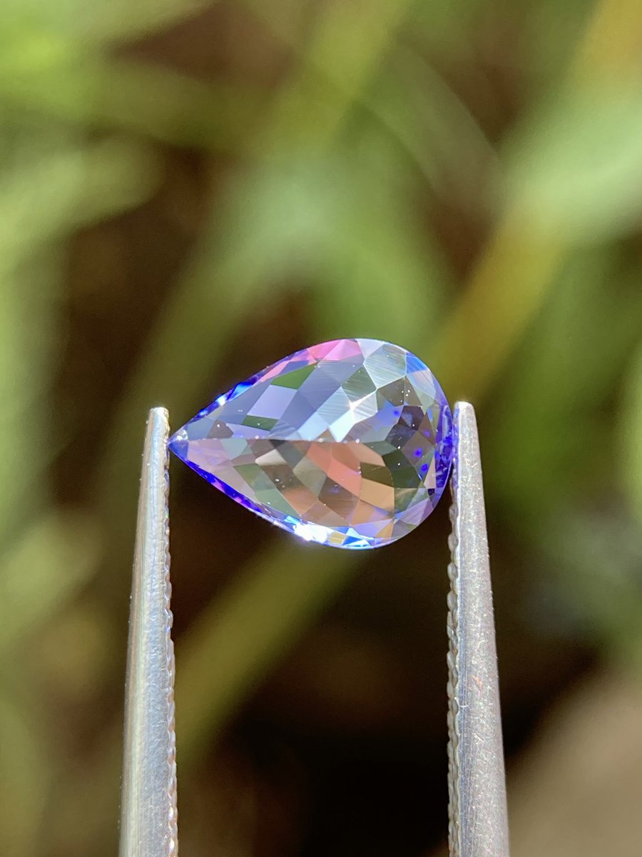 天然タンザナイト。 美しいロイヤルブルーのペアシェイプ。 重量：1.37