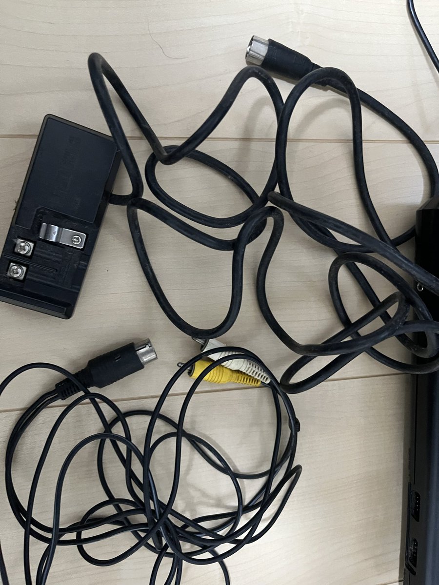 電源はつくけど画面が映らない。  
ケーブルが死んでるのか？  
とりあえずケーブルだけAmazonで買ってみた。