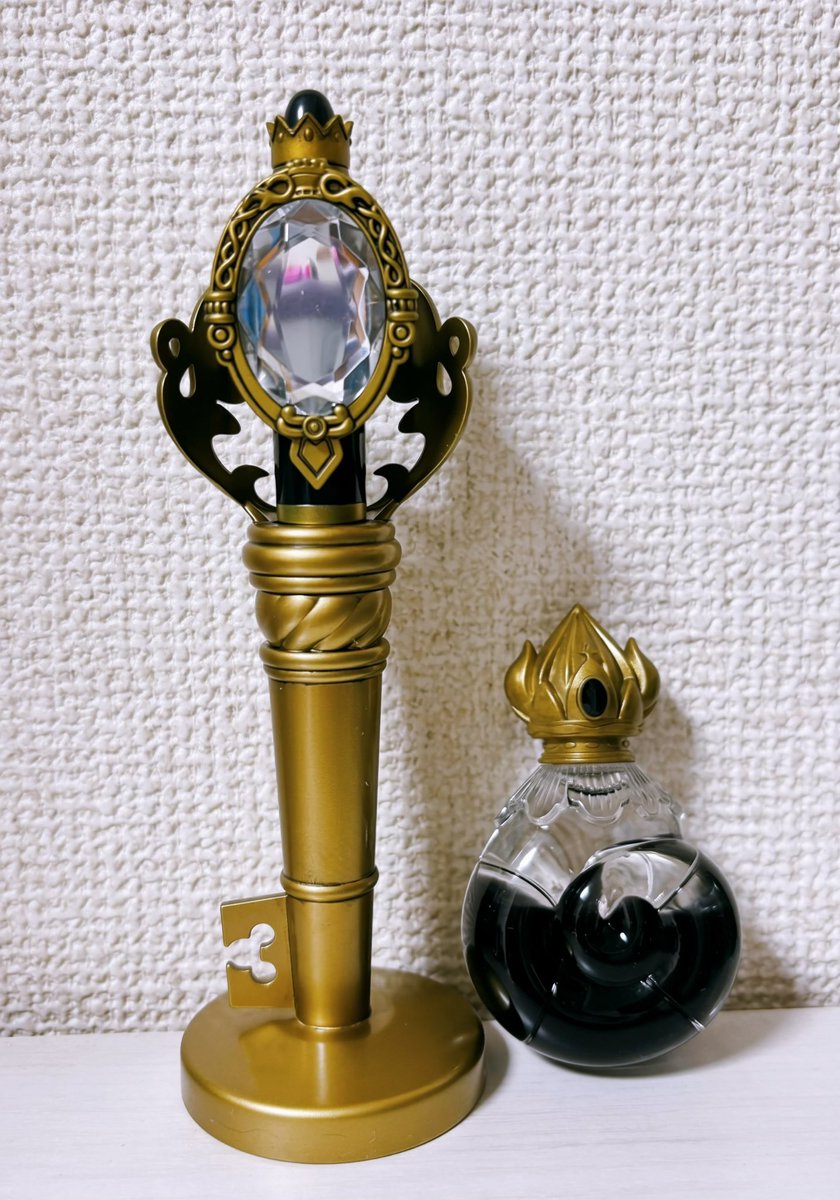 今回のツイステ展のグッズ本当良い🥹 ミニアクスタとマジカルペン以外
