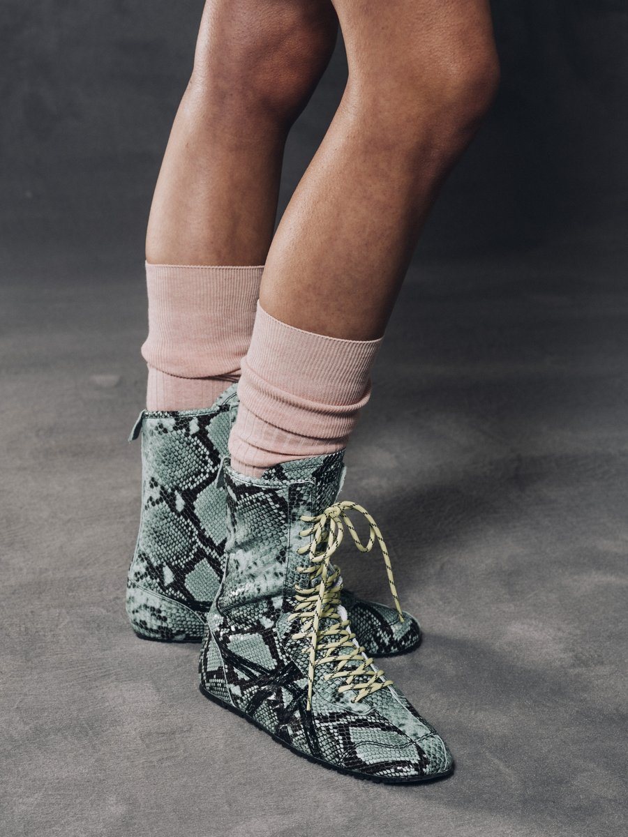 OnitsukaTiger's tweet image. #OnitsukaTiger showcased its Autumn/Winter 2026 Collection at Milan Fashion Week.
The theme of the collection is “The Aesthetics of Ma.”
“Ma” is a Japanese concept that describes a meaningful space between two elements—whether in space or time.
#OnitsukaTigerAW26 #MFW