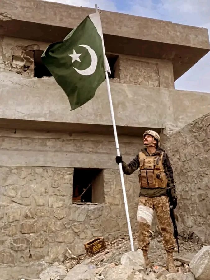 غازی کیپٹن آشان، زخـمـی ہونے کے باوجود فرنٹ لائن پر بے خوف کھڑے رہے اور دشمن کے پوسٹ پر پاکستان کا پرچم لہرایا. وہ زخمی تھا، مگر پھر بھی کئی خوارجیوں کو ہلاک کر دیا۔ ایسے بہادر بیٹے کبھی پیچھے نہیں ہٹتے۔ 🇵🇰💚

#Pakistan 
#Saudiarab