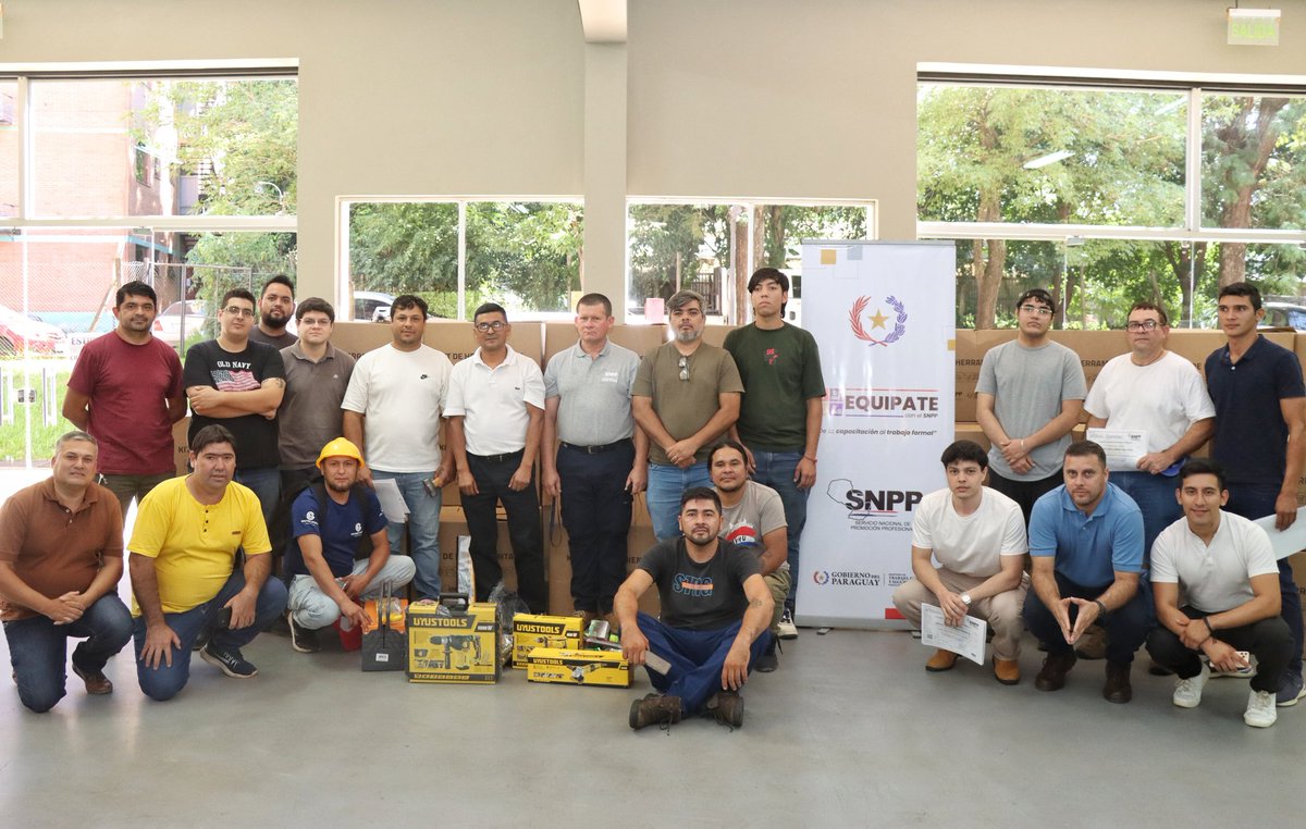 SNPP_Paraguay's tweet photo. 👷🏻♀️👷🏼♂️ #EQUIPATE | De la capacitación al trabajo formal
Se realizó la entrega de herramientas a egresados del Programa Equipate, quienes culminaron los cursos de INSTALACIÓN DE A.A. TIPO SPLIT MONOFÁSICO (18) e INSTALACIÓN ELÉCTRICA DOMICILIARIA (18) en el SNPP Regional Central Metropolitana. 🧰👨🏼🔧
Nuevos técnicos formados, listos para impulsar el auto empleo digno y sostenible.
Con #EQUIPATE conectamos capacitación con oportunidades reales.
#GobiernoDelParaguay #SNPP