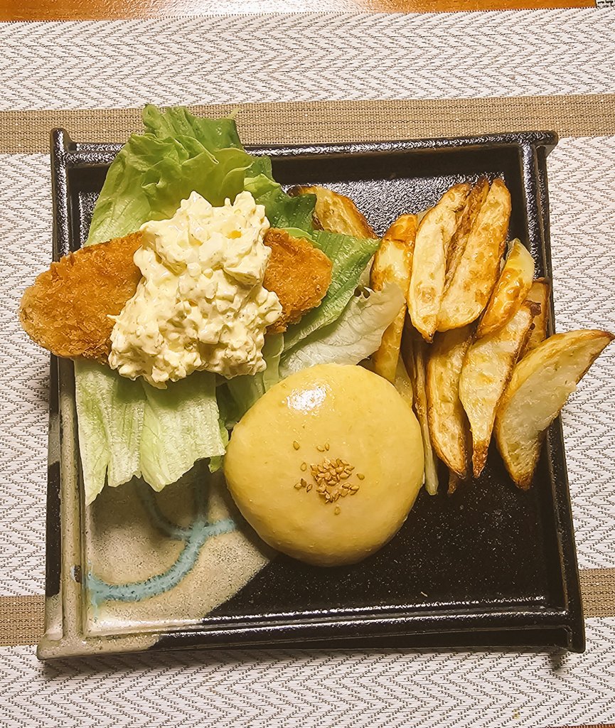 OSATOgamech's tweet photo. 今日の夕飯は
 #フィッシュバーガー
 な���だけど、バンズ大失敗(*꒦ິ³꒦ີ)
何故が全然膨らまなくって、密度の高いバンズになっちゃったよ🍔( ´･ω･`)ｶﾀｲﾅ https://t.co/i1jz6oFVm9