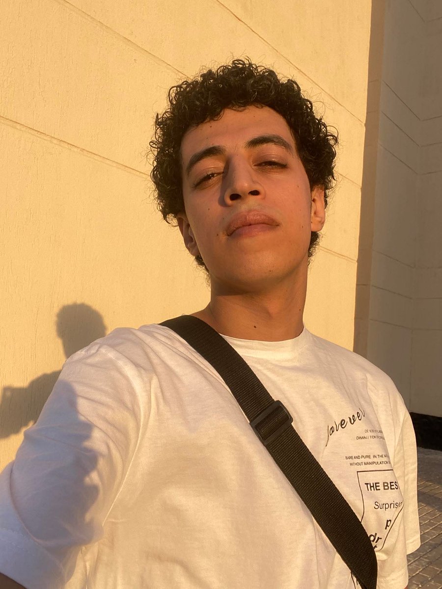 أنا بسوق أوبر في القاهرة بليل.
والليل في القاهرة بيعرّي الناس…
اللي موجوع بيبان، واللي وحيد صوته بيعلى.

الساعة كانت داخلة على ١ صباحًا،
طلب جالي من قدام مستشفى خاص في مصر الجديدة.

ركب راجل كبير… شكله متعلم، هادي زيادة عن اللزوم.
قال لي:
“ممكن نلف شوية قبل ما نروح العنوان؟”