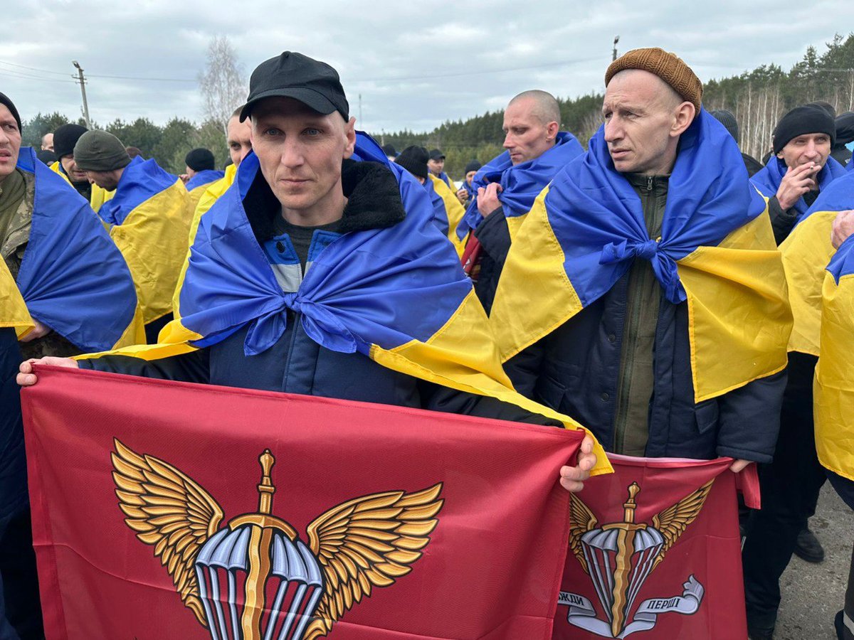 Другий день обміну!
Ще 300 українських захисників та 2 цивільних вдалося повернути додому з російського полону.
Серед звільнених: військовослужбовці Збройних Сил України, бійці Національної гвардії та Державної прикордонної служби. Серед них рядові, сержанти та офіцери.