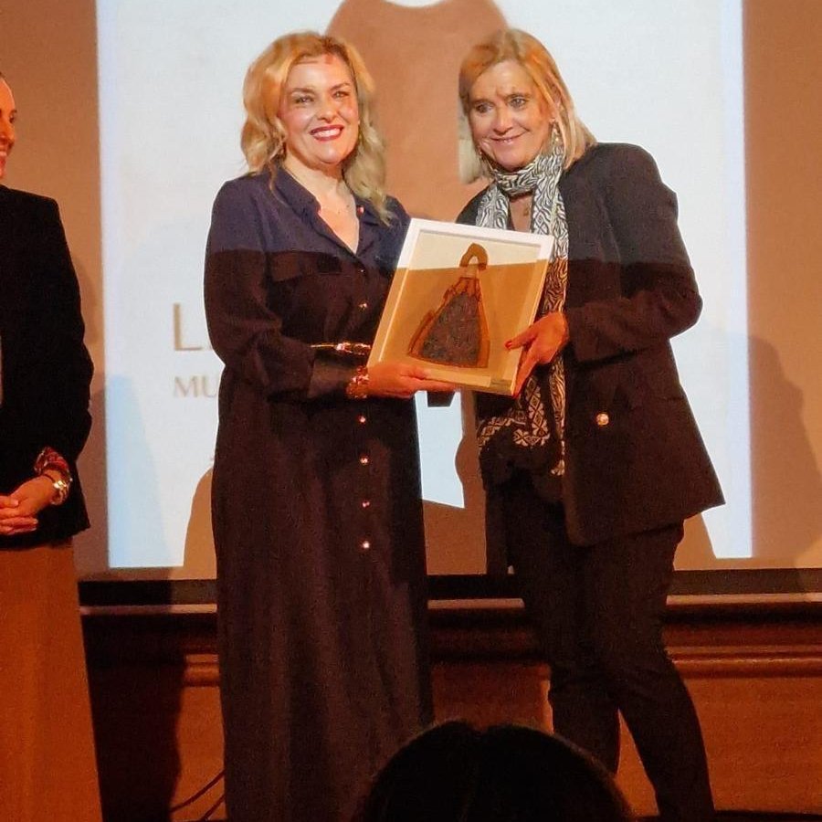 Delia Cornejo, enfermera de Continuidad Asistencial, fue galardonada en los Premios Lideresas 2026 entregados por el <a href="/AyuntamientoCV/">Ayuntamiento de Collado Villalba</a> con los que se reconoce el talento y el protagonismo de las mujeres y se visibilizan iniciativas que fomentan la igualdad y el liderazgo femenino